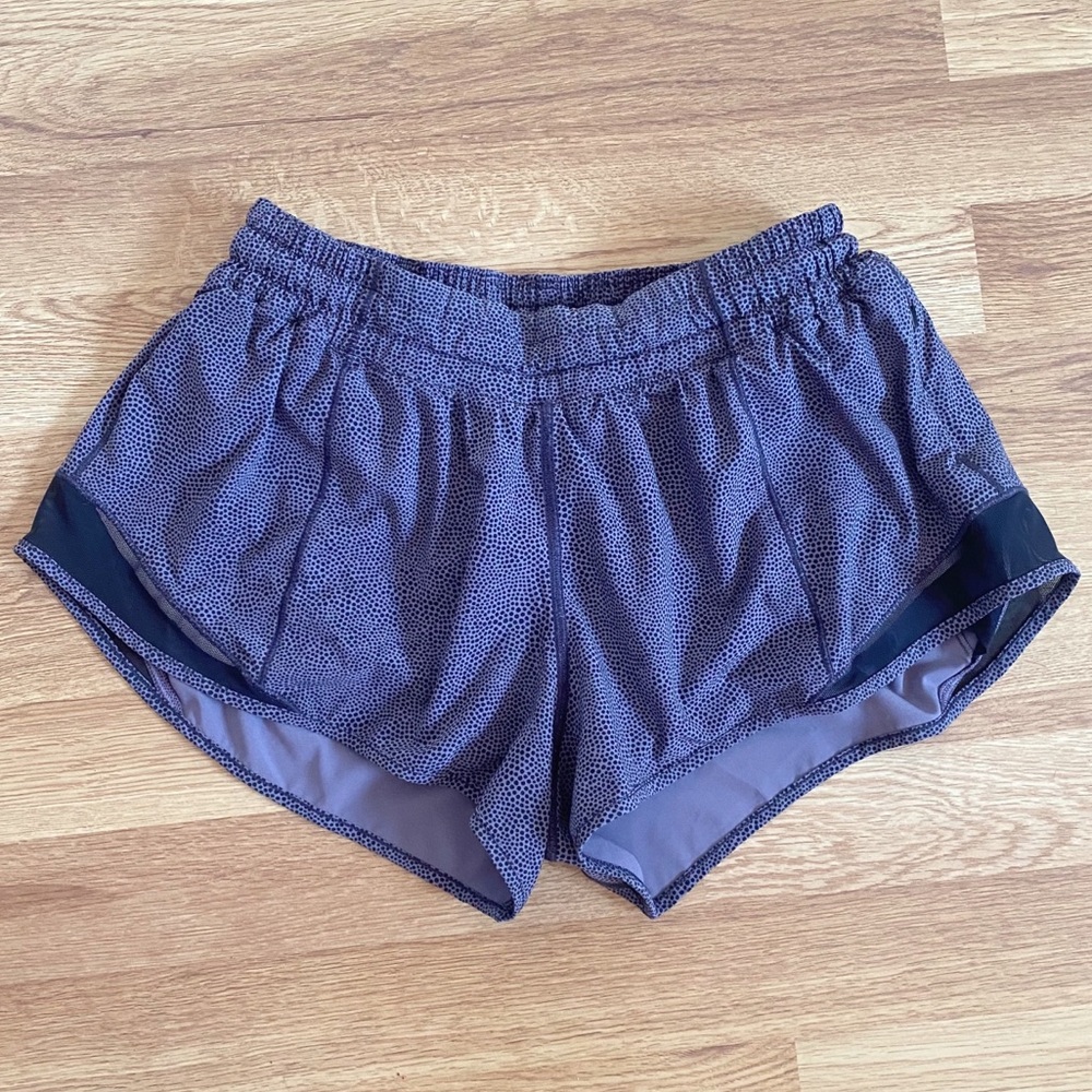 Lululemon Hotty Hot 2.5” Low-Rise Shorts